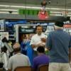 Personas del público hicieron varias preguntas durante la charla en Walmart de Fajardo, a cargo de nuestro miembro Gustavo Sánchez.