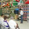 Nuestro miembro Gustavo Sánchez ofreciendo una charla sobre Telescopios en Walmart de Isabela.