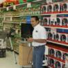 Nuestro miembro Gustavo Sánchez ofreciendo una charla sobre Telescopios en Walmart de Isabela.